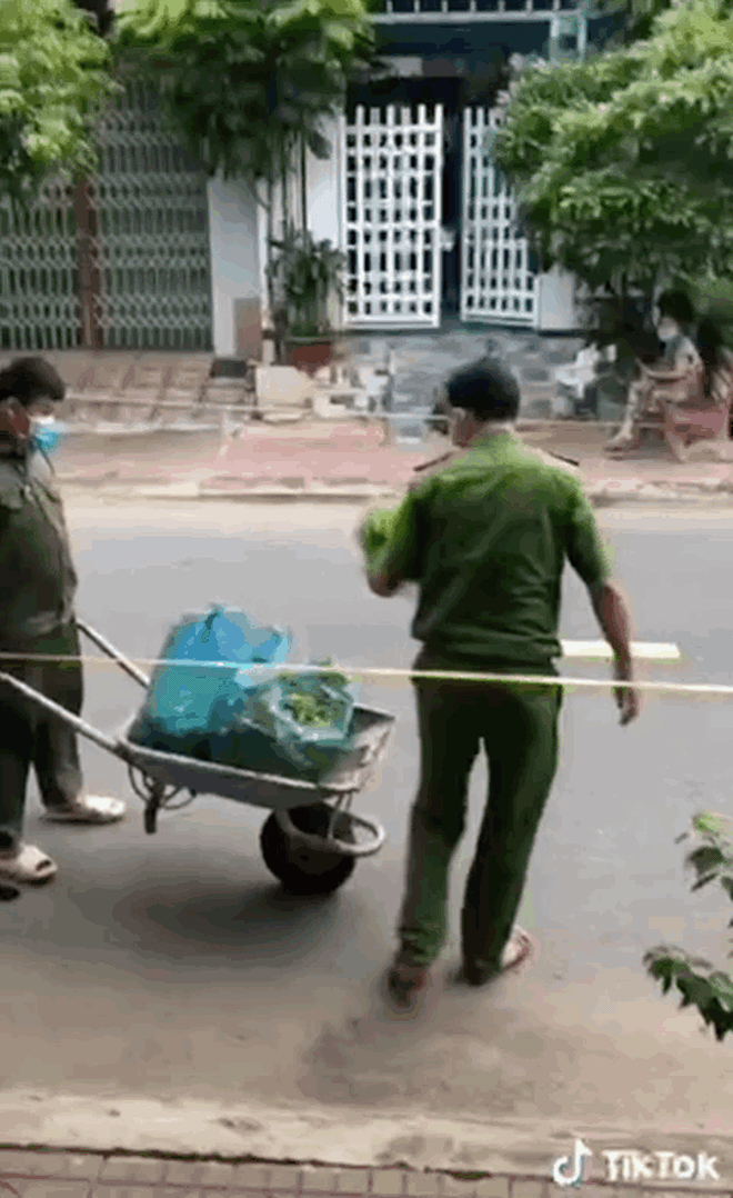 Clip: Anh công an đẩy xe phát rau ngót, tặng kèm hướng dẫn sử dụng siêu cấp vip pro cho hội gái đoảng-2