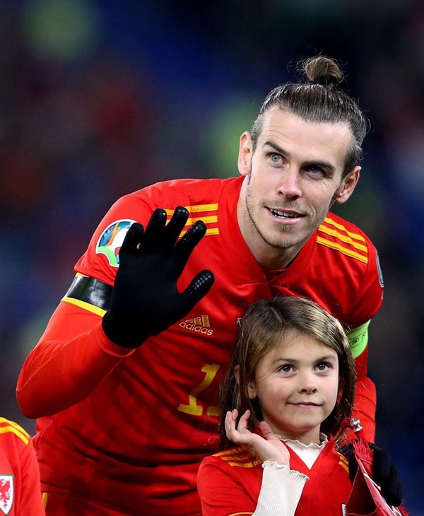 Rời đội tuyển vì lý do gia đình, bóng đá thế giới có bao nhiêu cầu thủ giống Công Phượng?-15