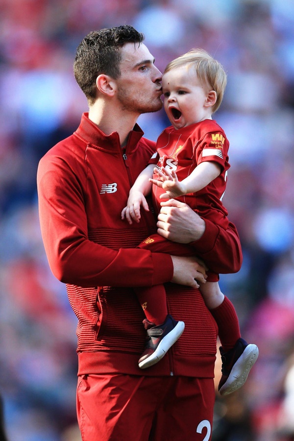 Rời đội tuyển vì lý do gia đình, bóng đá thế giới có bao nhiêu cầu thủ giống Công Phượng?-14