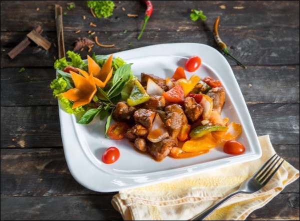 Mách chị em bí quyết làm món&nbsp;bò lúc lắc đơn giản mà thơm ngon, ngọt thịt chồng con mê tít-2