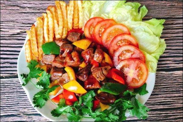 Mách chị em bí quyết làm món&nbsp;bò lúc lắc đơn giản mà thơm ngon, ngọt thịt chồng con mê tít-3