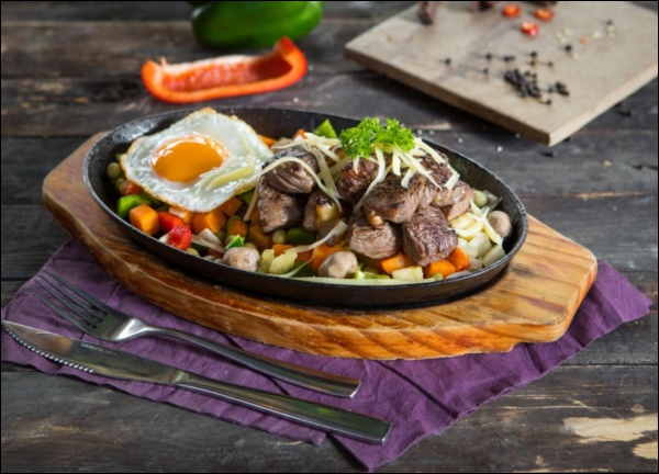 Mách chị em bí quyết làm món bò lúc lắc đơn giản mà thơm ngon, ngọt thịt chồng con mê tít-4