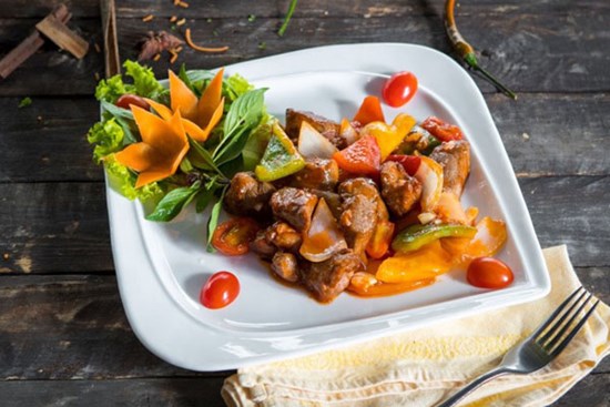 Mách chị em bí quyết làm món bò lúc lắc đơn giản mà thơm ngon, ngọt thịt chồng con mê tít