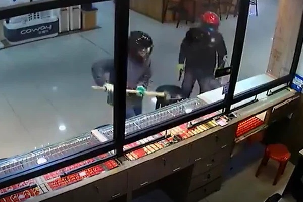 Tưởng súng giả, bà chủ nhà hàng tay không giật súng của cướp-1