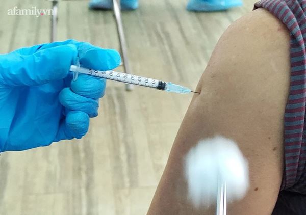 TP.HCM tiêm vắc xin mũi 2 Pfizer cho người tiêm mũi 1 Moderna: Dân hỏi văn bản chỉ đạo, bác sĩ cứng họng-3