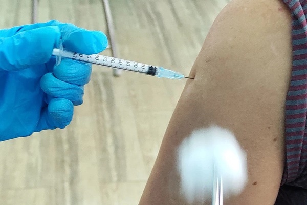 Cô gái Cần Thơ khoe tiêm 2 mũi vaccine Pfizer nhờ xin ông anh-2