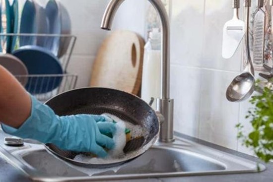 Rửa chảo dầu mỡ bằng nước nóng để nhanh sạch - sai lầm các bà nội trợ hay mắc phải và đây là lý do