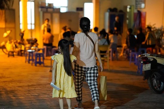 Hà Nội: Nhiều người loay hoay, mệt mỏi vì thủ tục xin cấp giấy đi đường 