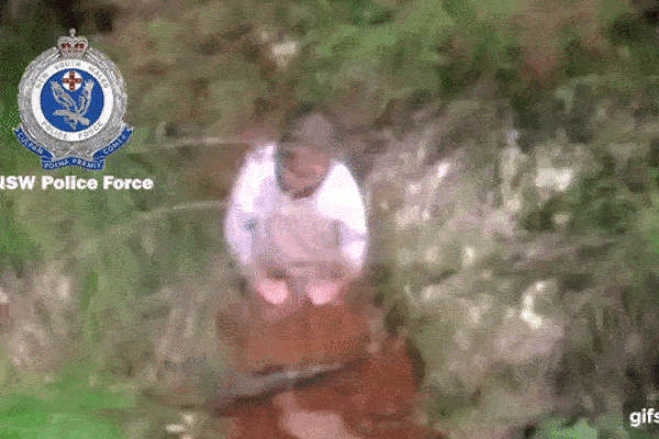 Bé trai 3 tuổi bị tự kỷ được tìm thấy sau 3 ngày mất tích, cảnh tượng nhìn từ trực thăng khiến bố mẹ trào nước mắt