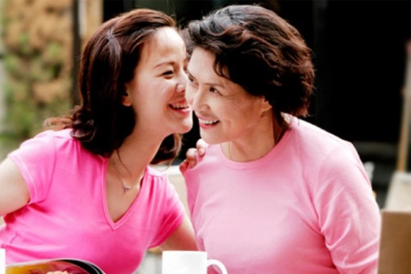 Ly hôn nhưng vẫn qua lại chăm sóc mẹ chồng cũ, đến khi bà qua đời, người phụ nữ nhận được 1 lời đề nghị không thể từ chối-1