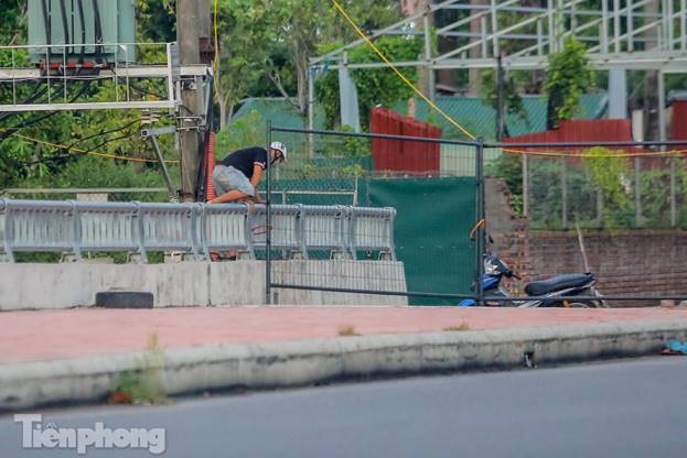 Nhức mắt cảnh luồn rào qua chốt cứng ở Hà Nội-2