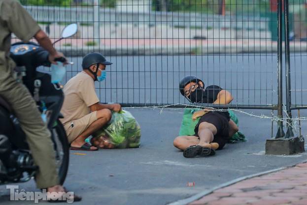 Nhức mắt cảnh luồn rào qua chốt cứng ở Hà Nội-5