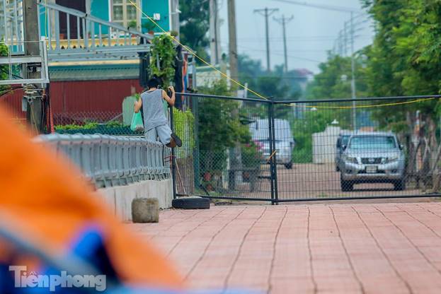 Nhức mắt cảnh luồn rào qua chốt cứng ở Hà Nội-9