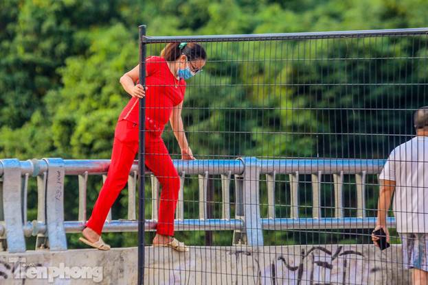 Nhức mắt cảnh luồn rào qua chốt cứng ở Hà Nội-10