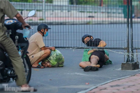 Nhức mắt cảnh luồn rào qua chốt cứng ở Hà Nội