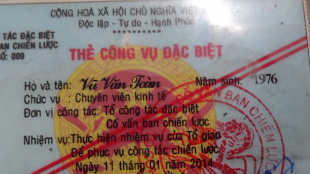 Dùng thẻ công vụ đặc biệt giả để đòi vào khu cách ly, bị phạt 12 tháng tù-2