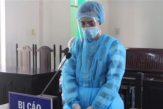 Dùng 'thẻ công vụ đặc biệt' giả để đòi vào khu cách ly, bị phạt 12 tháng tù