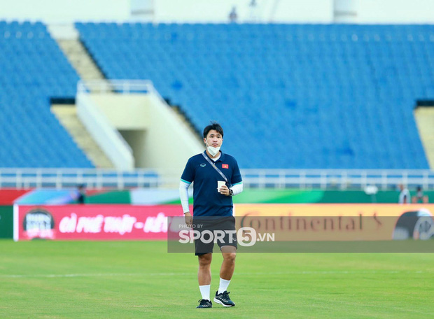 Khán đài sân Mỹ Đình trống vắng trong ngày trọng đại của bóng đá Việt Nam: Xung quanh chỉ có ghế thôi-8
