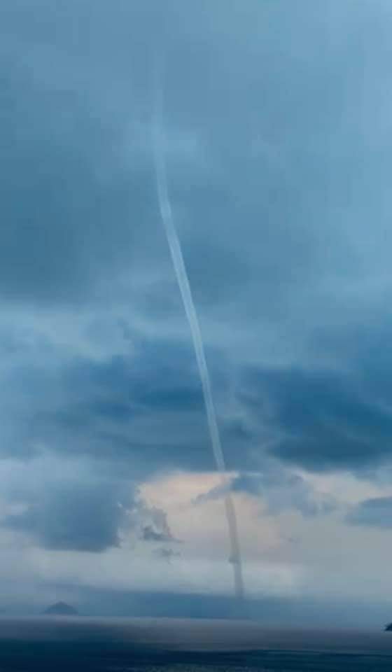 3 vòi rồng cùng lúc xuất hiện trên vịnh Nha Trang, hút nước biển lên cao hàng trăm mét-1