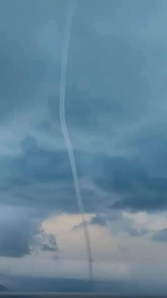 3 vòi rồng cùng lúc xuất hiện trên vịnh Nha Trang, hút nước biển lên cao hàng trăm mét-2