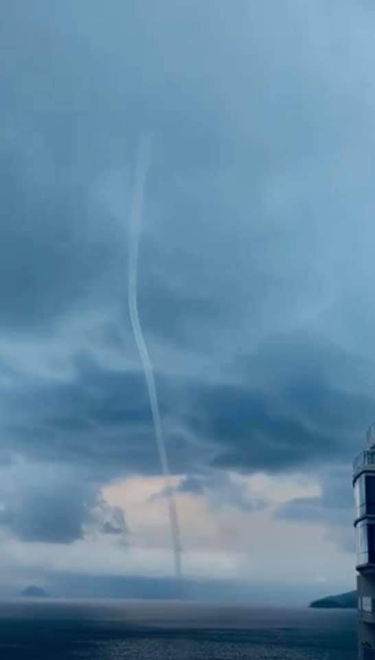 3 vòi rồng cùng lúc xuất hiện trên vịnh Nha Trang, hút nước biển lên cao hàng trăm mét-3