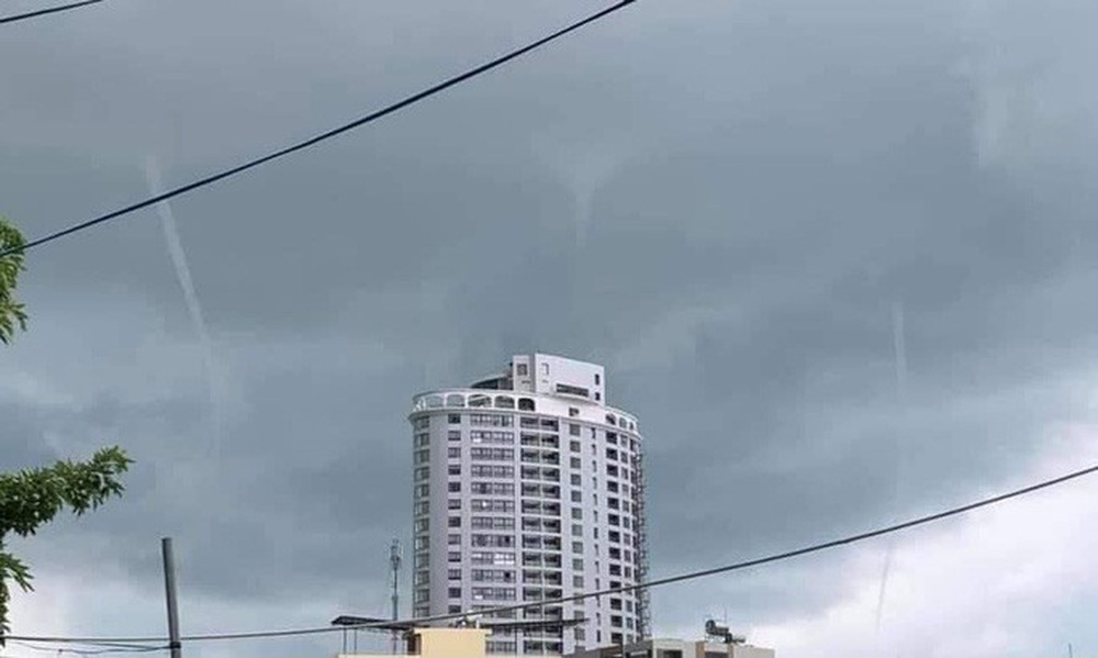 3 vòi rồng cùng lúc xuất hiện trên vịnh Nha Trang, hút nước biển lên cao hàng trăm mét-4