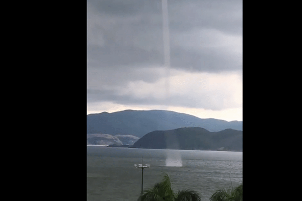 Clip: Vòi rồng và cầu vồng xuất hiện cùng lúc trên biển Cửa Lò-1