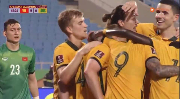 Hình ảnh xót xa trên sân: Có một Đặng Văn Lâm buồn bã phía sau những cầu thủ Australia đang ăn mừng-3