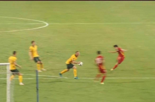 Vì sao tuyển Việt Nam không được hưởng penalty dù cầu thủ Australia để bóng chạm tay?-1