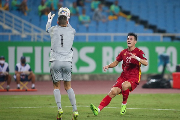 Phóng viên Australia chê sân Mỹ Đình giống bãi cỏ cho bò gặm-3