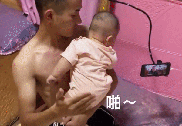 Mẹ đang rửa chén nghe tiếng con khóc lạ lùng vội vào kiểm tra, hành động của chồng khiến cô tức xì khói, dân mạng ném đá thê thảm-2