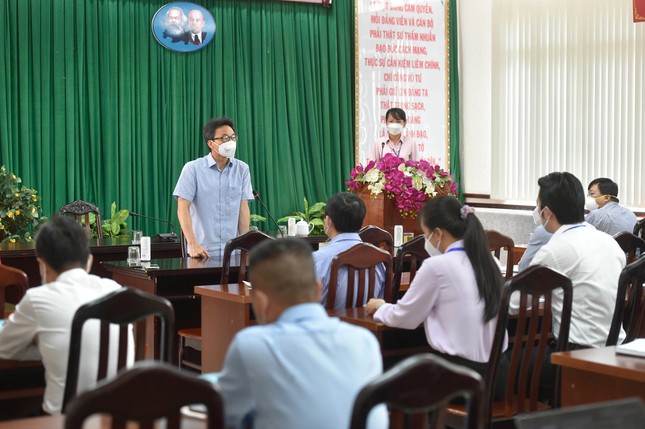 Phó Thủ tướng: Đang tăng cường giãn cách, sao để dân xếp hàng xét nghiệm, nhận quà?-1