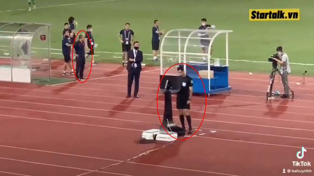 Clip: Bắt gặp thầy Park nhìn trộm khi trọng tài check VAR, biểu cảm cho tui xem với cute ngất trời-1