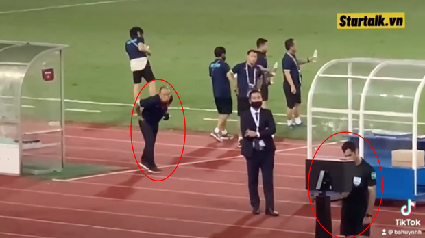 Clip: Bắt gặp thầy Park nhìn trộm khi trọng tài check VAR, biểu cảm cho tui xem với cute ngất trời-2