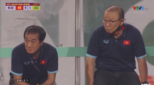 Clip: Bắt gặp thầy Park nhìn trộm khi trọng tài check VAR, biểu cảm cho tui xem với cute ngất trời-3