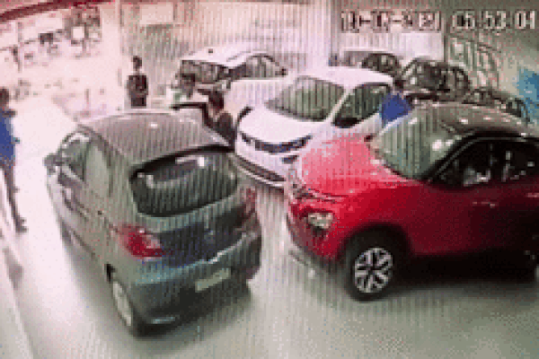 Khách hàng đạp nhầm ga khiến xe mới mua lao từ tầng 2 đại lý xuống đất