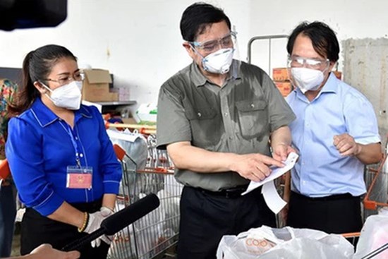 Thủ tướng chỉ đạo kiểm tra việc cán bộ yêu cầu dân phải có chứng nhận tiêm vaccine mũi 1 mới được nhận hỗ trợ