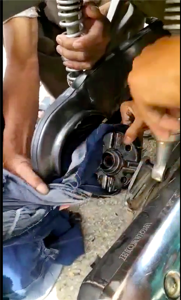 Căng thẳng theo dõi người dân giải cứu bé gái bị cuốn vào bánh xe máy, tất cả vì áo chống nắng-3