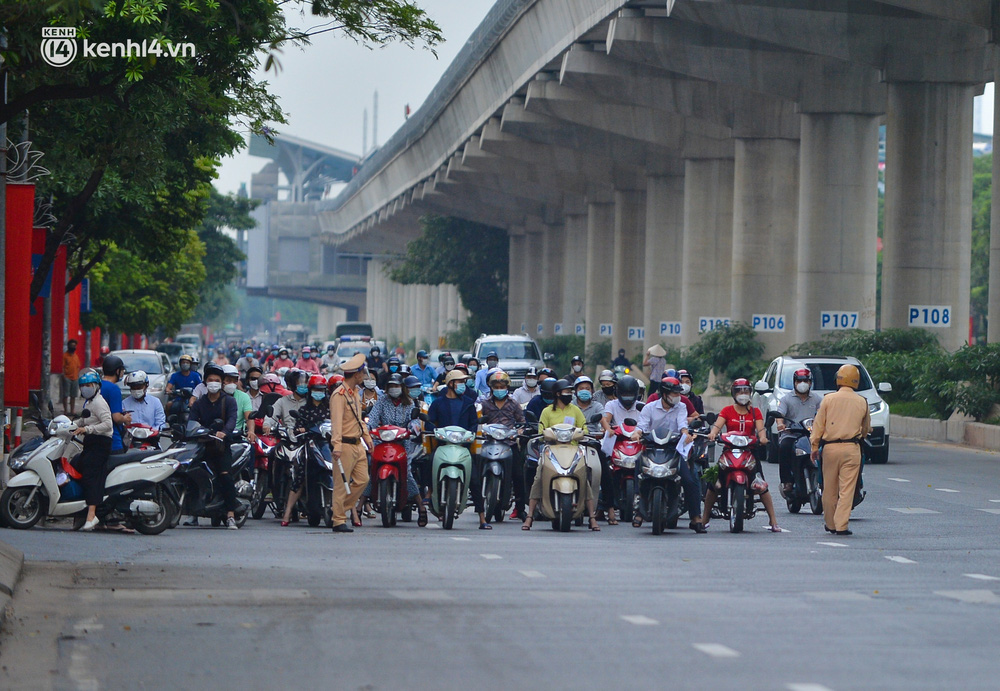 Hà Nội: Cảnh sát lập chốt dài hơn 1km kiểm tra người dân đi vào vùng đỏ-3