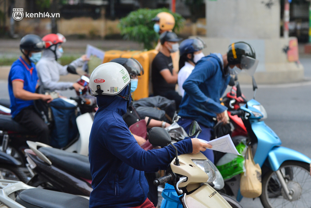 Hà Nội: Cảnh sát lập chốt dài hơn 1km kiểm tra người dân đi vào vùng đỏ-4