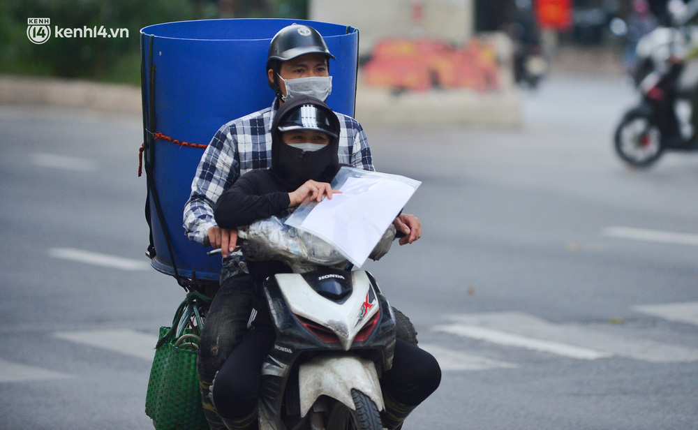 Hà Nội: Cảnh sát lập chốt dài hơn 1km kiểm tra người dân đi vào vùng đỏ-5