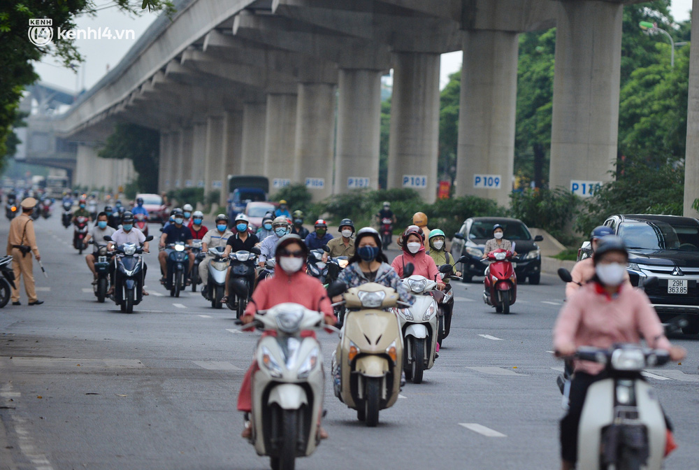 Hà Nội: Cảnh sát lập chốt dài hơn 1km kiểm tra người dân đi vào vùng đỏ-6