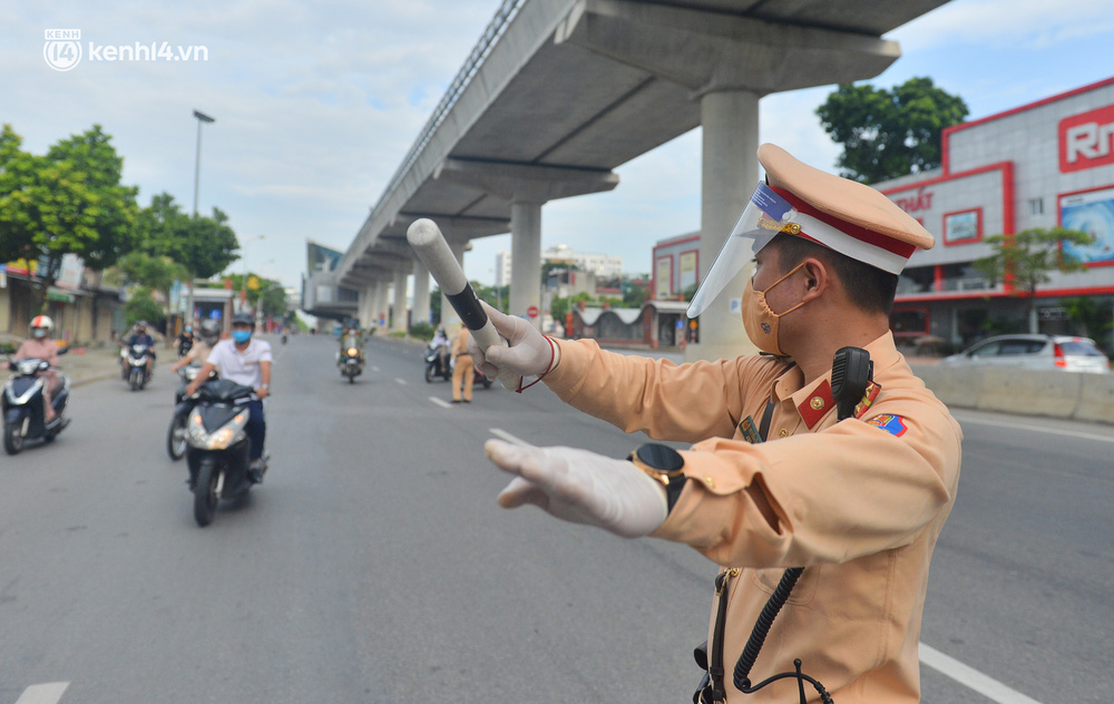 Hà Nội: Cảnh sát lập chốt dài hơn 1km kiểm tra người dân đi vào vùng đỏ-9