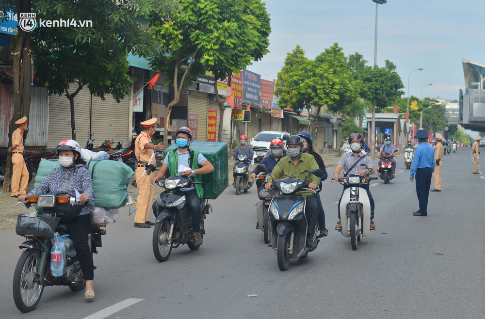 Hà Nội: Cảnh sát lập chốt dài hơn 1km kiểm tra người dân đi vào vùng đỏ-10