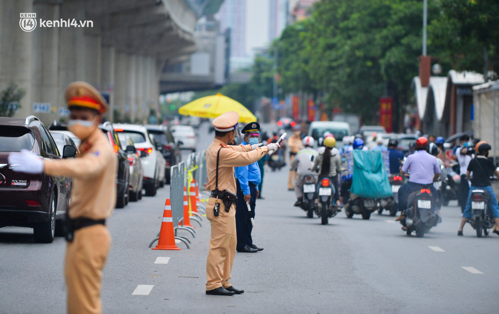 Hà Nội: Cảnh sát lập chốt dài hơn 1km kiểm tra người dân đi vào vùng đỏ-11