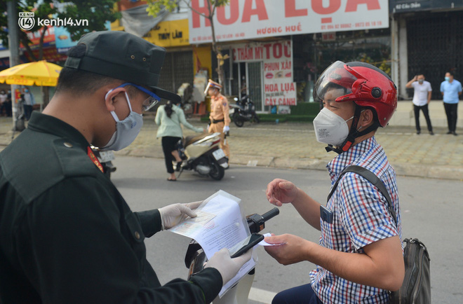 Hà Nội: Cảnh sát lập chốt dài hơn 1km kiểm tra người dân đi vào vùng đỏ-7