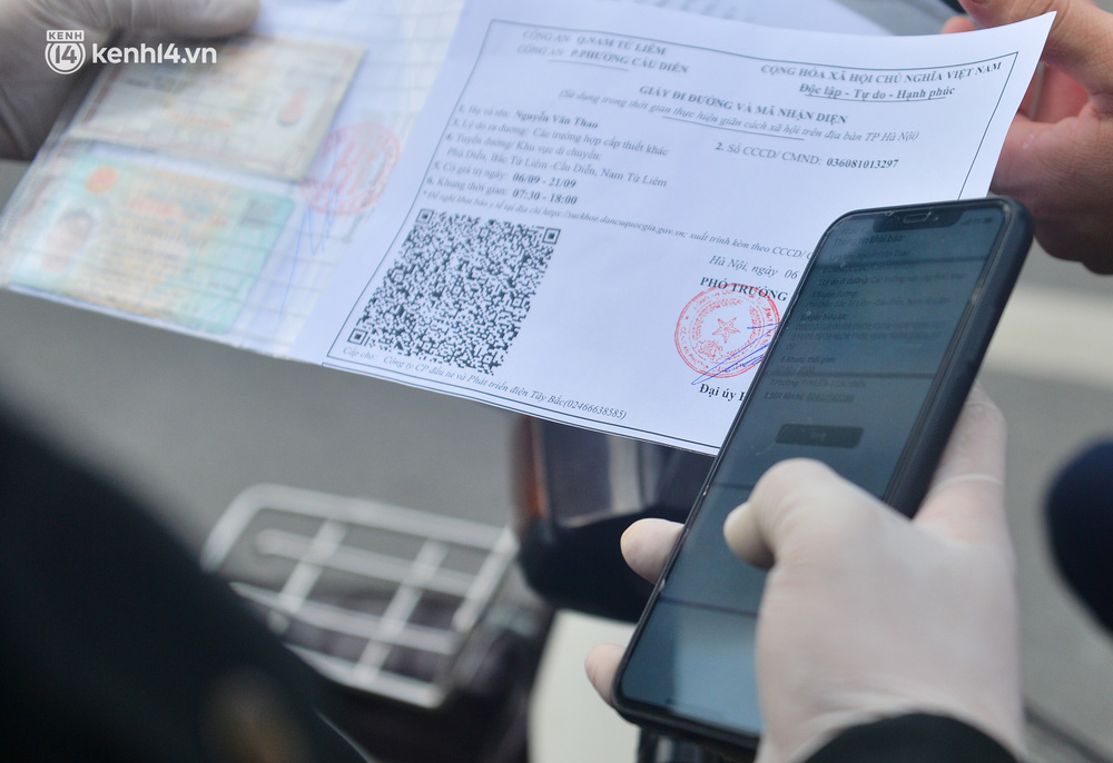 Hà Nội: Cảnh sát lập chốt dài hơn 1km kiểm tra người dân đi vào vùng đỏ-8