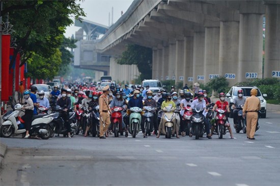 Hà Nội: Cảnh sát lập chốt dài hơn 1km kiểm tra người dân đi vào 