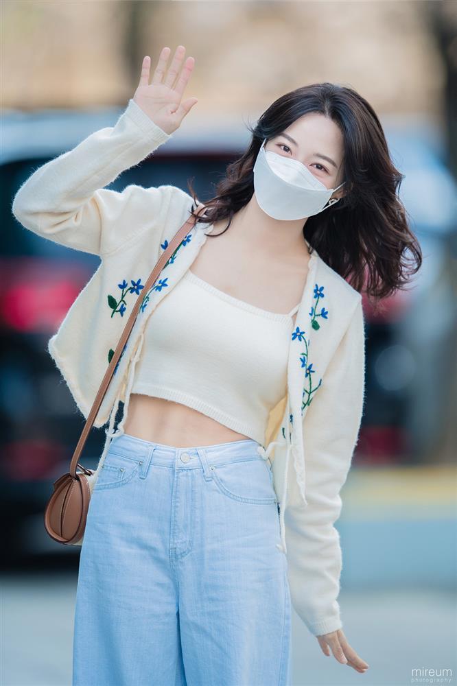 Dàn nữ idol Hàn Quốc khoe street style ngày thu đẹp ngất ngây-8