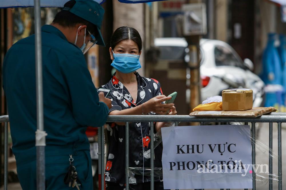 Hà Nội: Phong tỏa khu dân cư 800 dân ở phường Phúc Xá vì một gia đình 4 người dương tính SARS-CoV-2-2